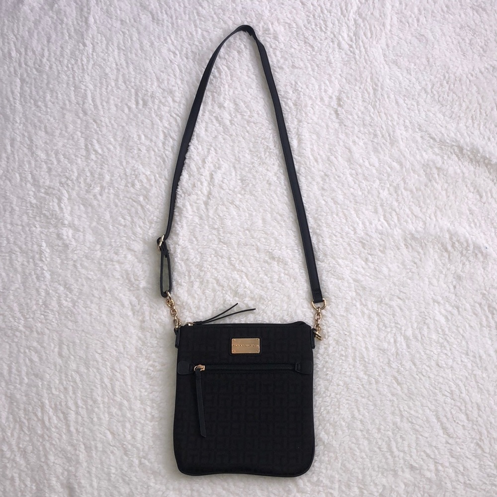 Crossbody Tommy Hilfiger purse. Never used.